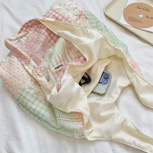 Dettaglio della grande borsa tote patchwork floreale con fodera interna e capacità