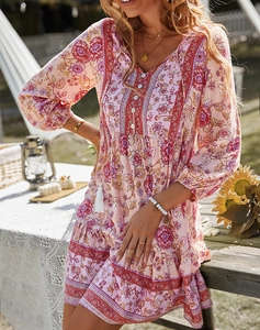Dettaglio dell'abito boho rosa con scollo a V e bottoni decorativi frontali