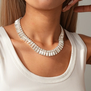 Dettaglio collana con pendente rettangolare argento e zirconi baguette indossata da modella