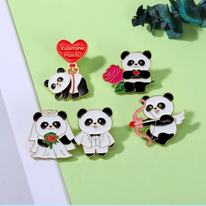 Detailansicht von vier niedlichen Panda-Hochzeitsbroschen aus Legierung auf Grün