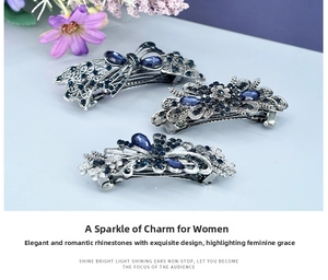 Détail de pinces à cheveux vintage avec strass bleus et finition argent antique
