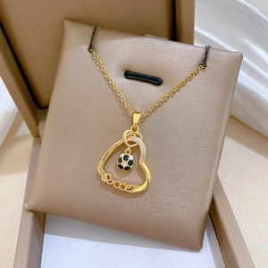 Collier cœur de football doré avec pavé de cristaux et gravure SOCCER sur chaîne O
