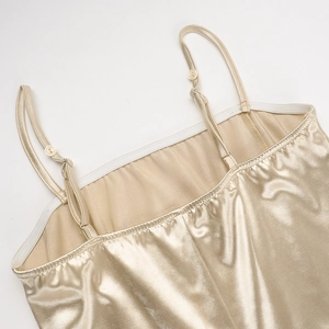 Détail de la robe en satin doré champagne montrant la bretelle réglable et le tissu métallisé