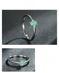 Détails macro d'une bague avec pierre verte rectangulaire et diamants sur les côtés