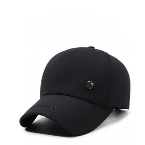Dettaglio del cappellino da baseball nero con stemma in metallo e tessuto traspirante