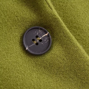 Cappotto di lana verde doppiopetto stile francese con dettaglio bottone marmorizzato
