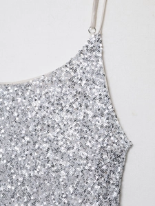 Détail rapproché des paillettes argentées et des fines bretelles de cette robe d'été
