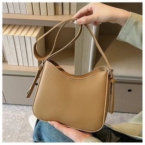 Détail du sac hobo en similicuir kaki montrant la texture lisse et la large bandoulière