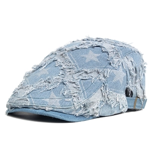 Détail du motif étoile en denim vieilli et des bords effilochés sur le béret bleu clair