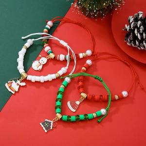 Détail de bracelets de perles sur le thème de Noël avec pendentifs bonhomme de neige