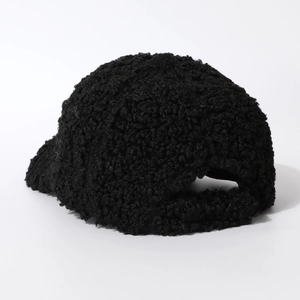 Detail einer schwarzen Teddy-Fleece-Basecap mit verstellbarem Riemen und warmer Textur