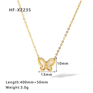 Vue détaillée du collier papillon doré avec dimensions 13mm et longueur de chaîne 400mm