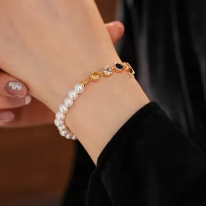 Bracciale di perle vintage con zirconi colorati a cuore e catena dorata elegante