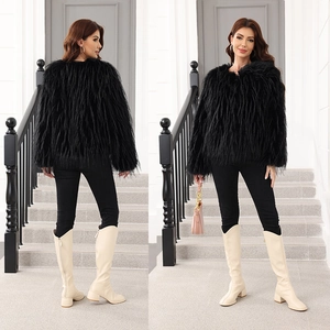 Vues avant et arrière d'une veste en fausse fourrure noire avec peluche longue et coupe ample