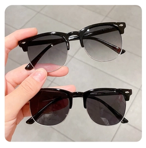 Detail der Vintage Clubmaster Kinder Sonnenbrille mit Silberrand und Verlaufsgläsern