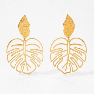 Boucles d'oreilles feuilles de monstera dorées en acier inoxydable sur fond blanc