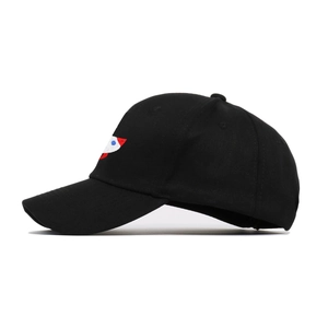 Outdoor Baumwolle Baseballkappe in Schwarz mit Raketenstickerei in Rot, Weiß und Blau im 45-Grad-Winkel