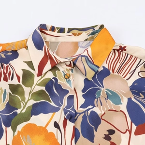 Chemisier satiné à fleurs pour femmes avec col à revers et boutons recouverts multicolore