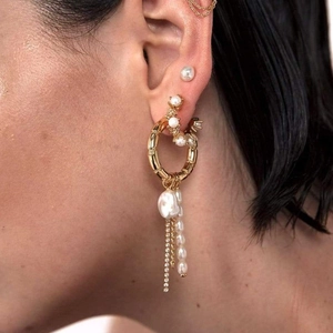 Boucles d'oreilles perles vintage avec texture bambou doré et pompons diamants sur modèle