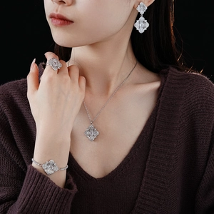 Mannequin portant un ensemble de bijoux trèfle en argent avec diamants pavés étincelants