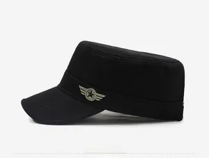 Vue latérale détaillée d'une casquette militaire noire avec un écusson étoile ailé