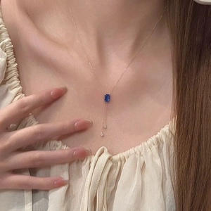 Détail du collier de style coréen avec pendentif rectangulaire bleu et diamants