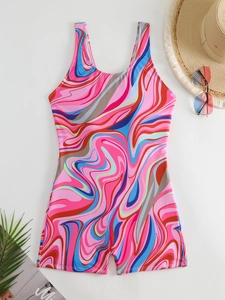 Maillot de bain une pièce imprimé marbré avec larges bretelles sur fond de plage blanc