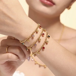 Bracelet à perles plaqué or 18k avec pendentifs en verre coloré de style bohème