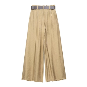 Dettaglio dei pantaloni a gamba larga a vita alta in raso oro champagne con cintura