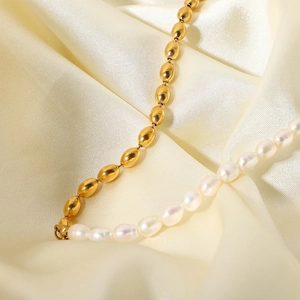 Collier chic avec perles d'eau douce et billes plaquées or 18 carats sur soie crème