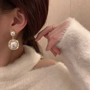 Retro-Ohrhänger mit Strass und Perlen im geometrischen Design für Damen im Luxusstil