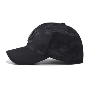 Detailansicht der Camouflage-Baseballkappe mit Stoffstruktur und Gummi-Patch von der Seite