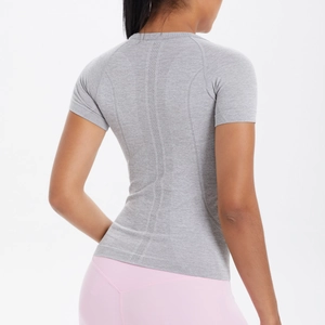 Dettaglio della trama a maglia senza cuciture e del motivo jacquard sulla maglia sportiva