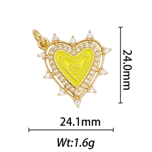 Détail du pendentif cœur doré avec émail jaune et cristaux montrant les dimensions