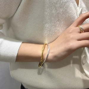 Minimalist S925 silver and gold bicolor twisted wave ring and bracelet set for women