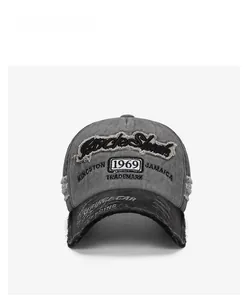 Détail d'une casquette vintage avec broderie Black Shark et bordure effilochée