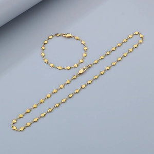 Détail de l'ensemble collier et bracelet à maillons cœur dorés avec finition métallique