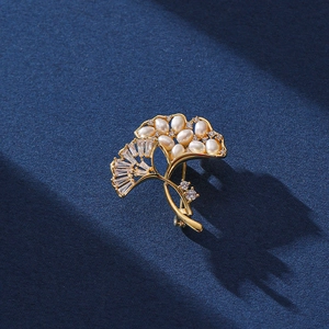 Elegante Spilla a Foglia di Ginkgo in Rame Placcato Oro Con Perla Artificial Zircone Fibbia per Sciarpa di Raso Donna Gioielli