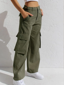 Detail der olivgrünen Cargo-Hose mit weitem Bein, Taschen und Twill-Baumwolltextur