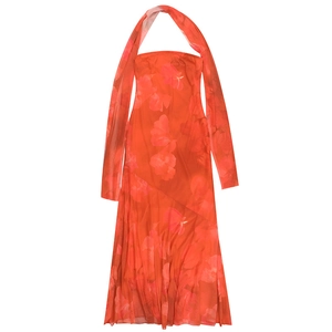 Détail de l'imprimé floral rouge et du ruban sur la robe longue bustier fluide