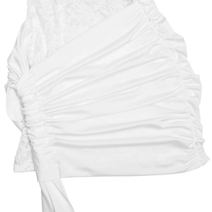 Détails de dentelle blanche et fronces avec cordon sur une robe moulante dos nu