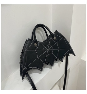 Detaillierte Ansicht der schwarzen PU Leder Fledermaus Handtasche mit Spinnennetznähten.