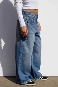 Vue latérale du jean en denim bleu foncé à jambe large avec délavage vintage et coupe large
