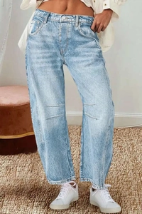 Detailaufnahme einer hellblauen Wide-Leg-Jeans am Model in gemütlicher Umgebung