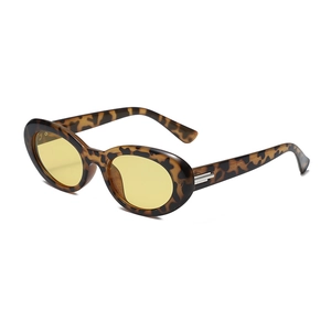Occhiali da sole cat-eye retrò leopardati con lenti gialle e dettagli in metallo