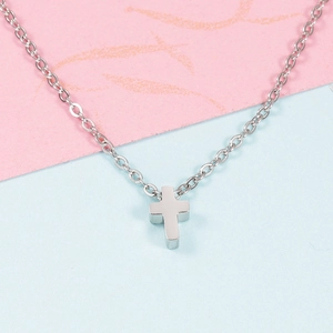 Collier avec pendentif croix minimaliste en acier inoxydable argenté sur fond bicolore
