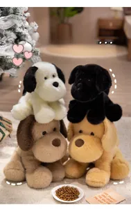 Adorabili peluche di cuccioli Golden Retriever impilati vicino all'albero di Natale