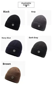 Dettaglio della trama a maglia per berretti invernali in nero, grigio, blu navy, scuro e marrone