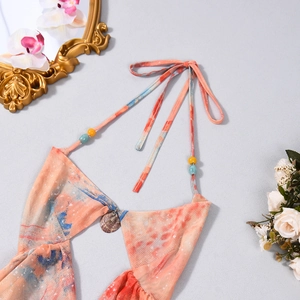 Détail du haut licou en mesh tie-dye avec pendentifs coquillages et perles
