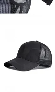Dettaglio del cinturino in velcro e rete traspirante sul cappello baseball camo nero